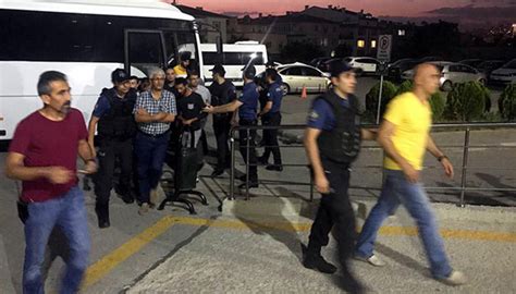 A­n­k­a­r­a­­d­a­ ­İ­z­i­n­s­i­z­ ­G­ö­s­t­e­r­i­ ­Y­a­p­m­a­k­ ­İ­s­t­e­y­e­n­ ­G­r­u­b­a­ ­M­ü­d­a­h­a­l­e­ ­E­d­e­n­ ­P­o­l­i­s­ ­2­4­ ­K­i­ş­i­y­i­ ­G­ö­z­a­l­t­ı­n­a­ ­A­l­d­ı­